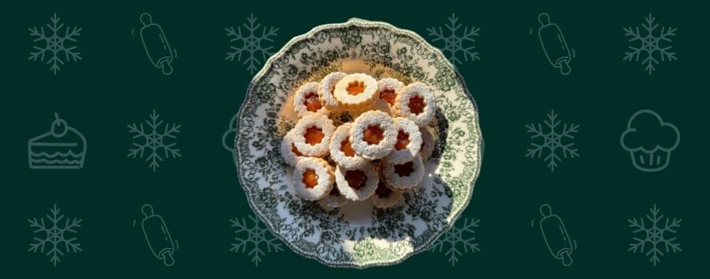 Zlatni, prhki Linzeri keksi spojeni gustim pekmezom od marelice i posipani šećerom u prahu. Keksi imaju savršeno oštre rubove, ne proširene.