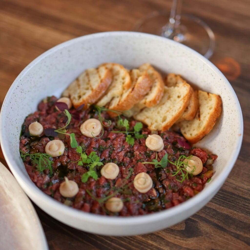 Tartar od cikle s prepečenim kruhom