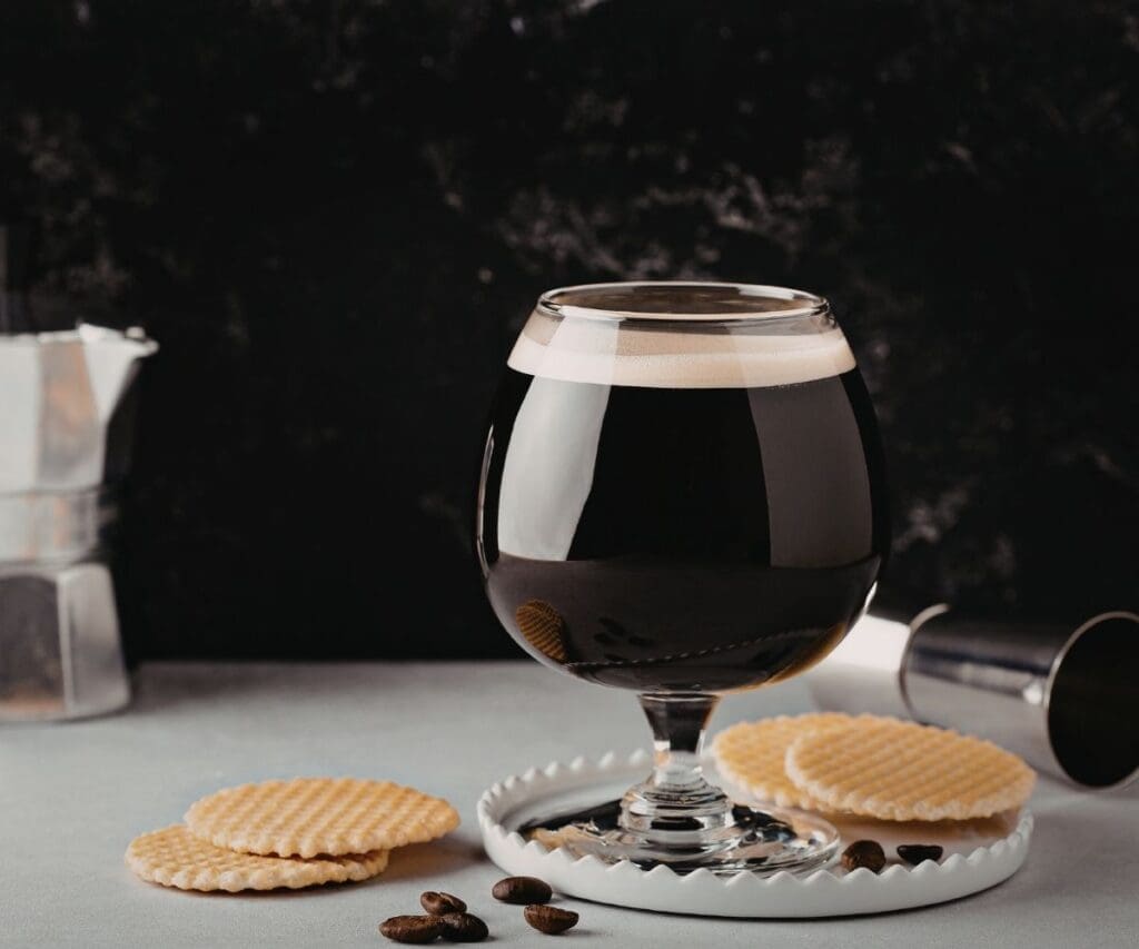 Tamni stout craft pivo s kremastom pjenom u čaši